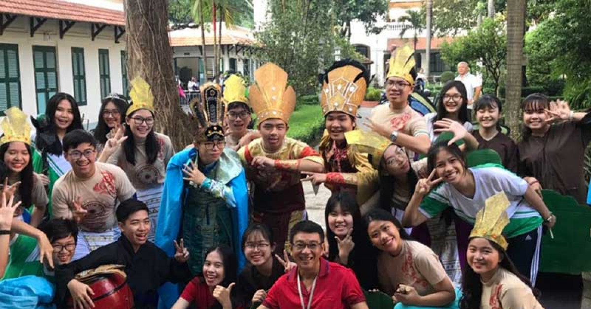 Giáo dục - du học - Cho trò xem phim và viết Faceboook khi dạy sử