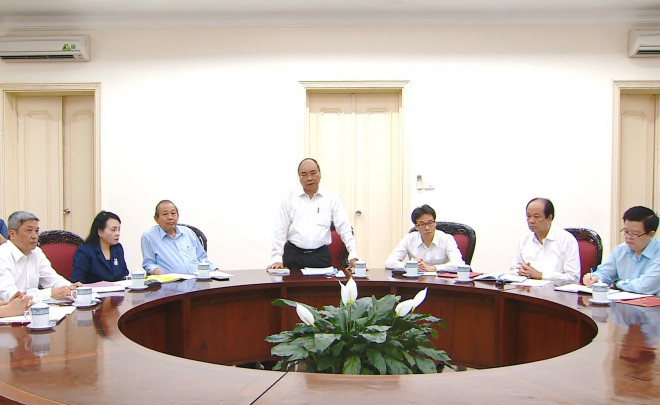 Thủ tướng Nguyễn Xuân Phúc giao nhiệm vụ Bí thư Ban cán sự đảng Bộ Y tế cho Phó Thủ tướng Vũ Đức Đam ngày 14-10 - Ảnh: VGP
