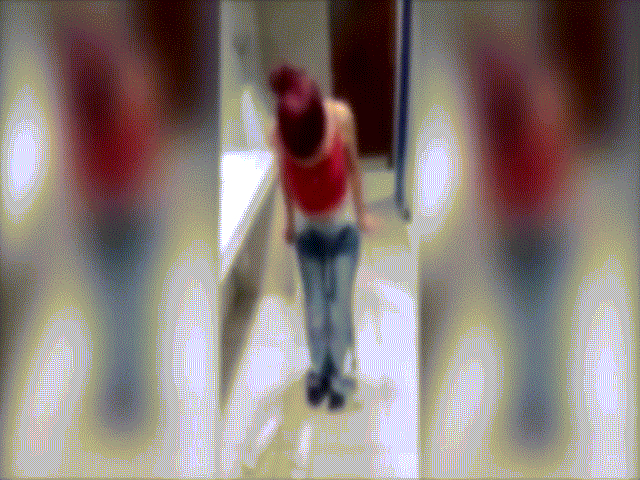 Video: Cô gái bị bắt quả tang ở cửa hàng, cởi 9 chiếc quần mặc trên người