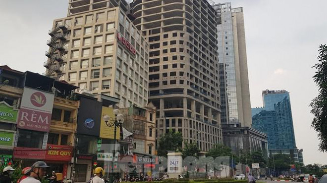 Các dự án cao tầng ngày càng nhiều, chen chúc nhau mọc lên co cụm lại tại khu vực trung tâm Hà Nội khiến thiếu quỹ đất giao thông, ách tắc càng ngày càng trầm trọng.