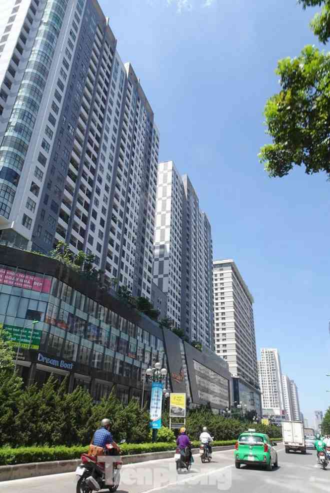 Các tòa chung cư cao tầng vây kín hai bên đường Lê Văn Lương. Mỗi dự án dân số lên đến hàng nghìn người, điển hình như Golden Palm với 405 căn hộ, 18T1 và 18T2 Trung Hòa Nhân Chính với 800 căn hộ, Golden Palace với 1.000 căn hộ, Star City với 462 căn hộ, Hanoi Center Point với 360 căn hộ.