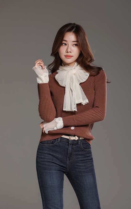 4 mẫu áo len thanh lịch hợp mặc đi làm - 11