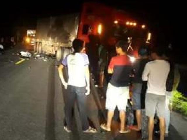 Tin tức trong ngày - Va chạm với container, 2 thanh niên đi xe máy tử vong trong đêm