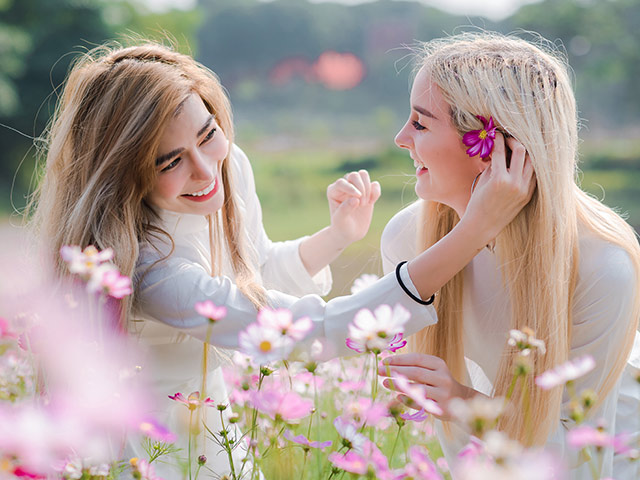 Bạn trẻ - Cuộc sống - Dàn gái Tây đẹp ngất ngây giữa thung lũng hoa Hà Nội