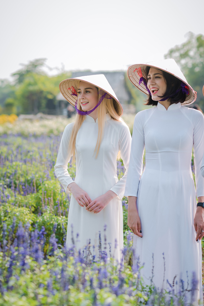 Được một người bạn Việt Nam giới thiệu về cảnh đẹp của Hà Nội, các cô gái đã rất thích thú diện áo dài trắng chụp ảnh giữa thung lũng hoa tuyệt đẹp.