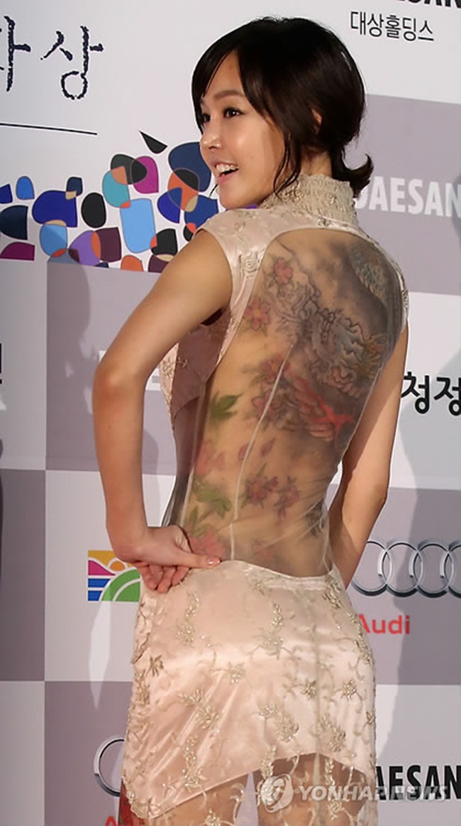 Kim Sun Young không ngần ngại chọn trang phục "ảo ảnh" khoe toàn bộ hình xăm lớn ở lưng.