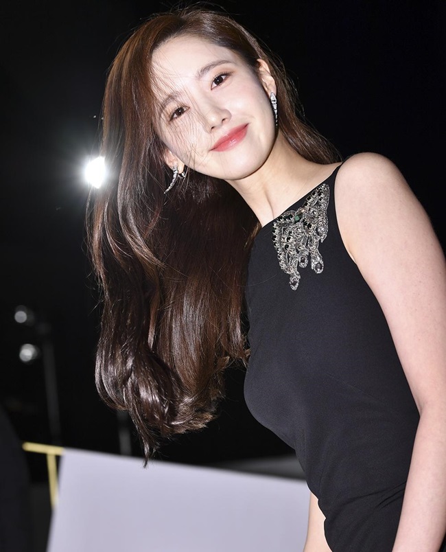 Yoona được cư dân mạng tấm tắc khen ngợi diện mạo xinh đẹp cũng như phong cách thời trang.