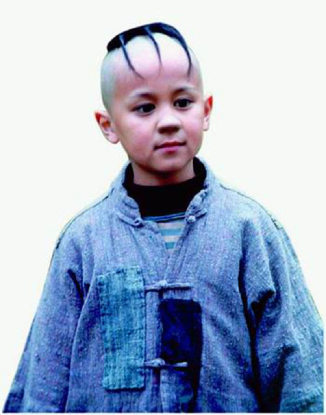 Đảm nhận vai Tam Mao chính là cậu bé Mạnh Trí Siêu &#40;sinh năm 1987&#41;. Năm đó, Mạnh Trí Siêu mới là học sinh lớp 3 và không hề có kinh nghiệm diễn xuất. Thế nhưng nhờ sự lém lỉnh, cậu đã đánh bại hơn 6000 đối thủ để trở thành cậu bé Tam Mao nổi tiếng.