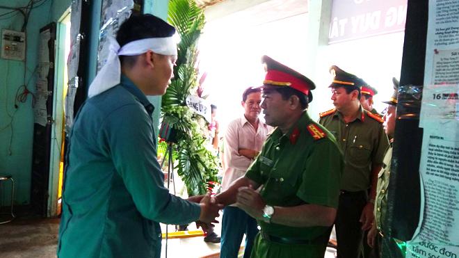 Đại tá Nguyễn Văn Hòa - Phó giám đốc Công an tỉnh Long An chia sẻ nỗi đau mất mát với gia đình Trung úy Tống Duy Tân.