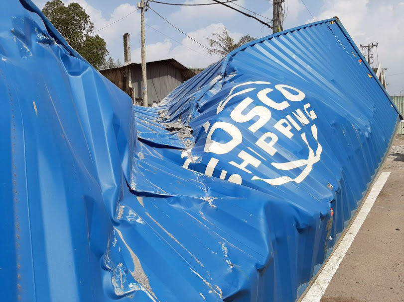 Thùng container bị biến dạng, vụ tai nạn không có thương vong về người