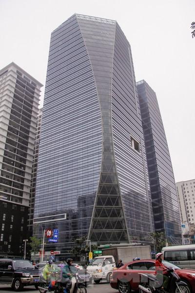 Dự án tòa nhà HUD Tower có tổng diện tích đất lên đến 6.500 m2 gồm hai toà tháp văn phòng cao 32 và 27 tầng nằm tại ngã tư đường Lê Văn Lương và Nguyễn Tuân. Dự án bắt đầu cho thuê văn phòng và đưa vào hoạt động từ quý &nbsp;I/2017.