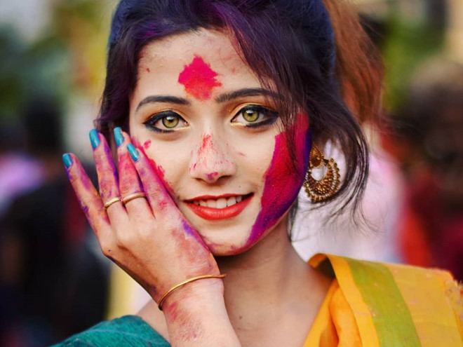 Thánh nữ Ấn Độ có đôi mắt “đổi màu” khoe váy cưới, triệu thanh niên bất loạn - 1
