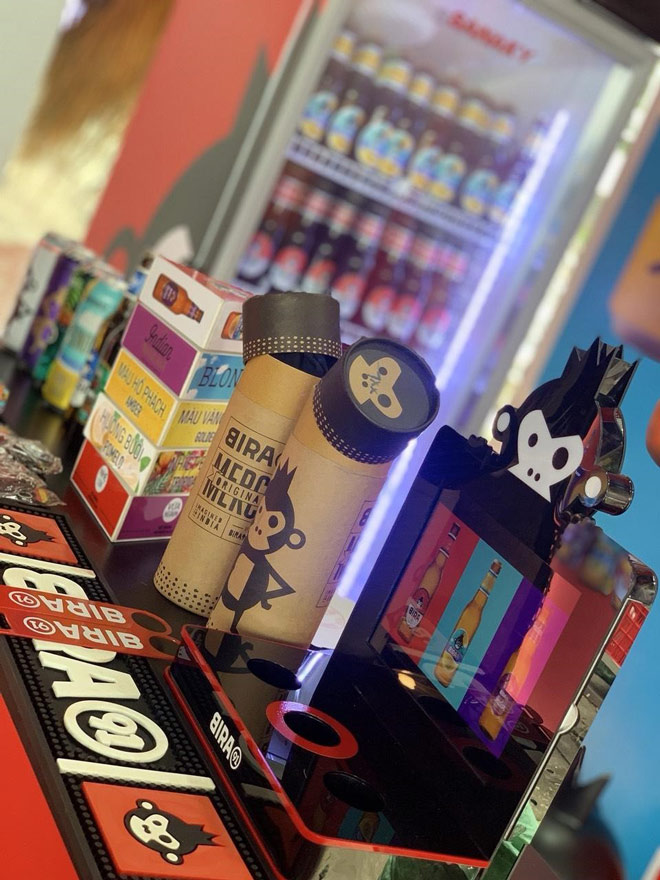 Những món quà như móc khoá, Bira playing card, áo thun… được tặng cho người uống khi tham gia chương trình promotion sản phẩm của Bira 91