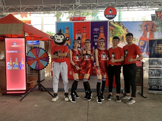 Chú khỉ Bira trẻ trung, phóng khoáng khuấy động không khí hội hè về đêm