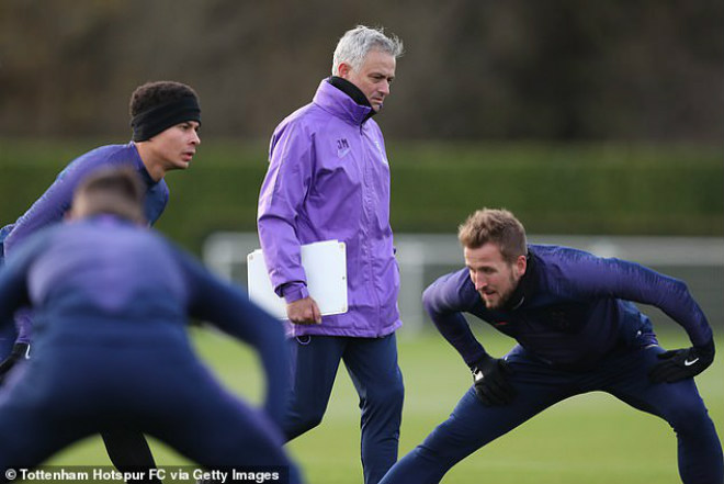 Mourinho tham dự buổi tập đầu tiên cùng Tottenham để làm quen với các học trò mới