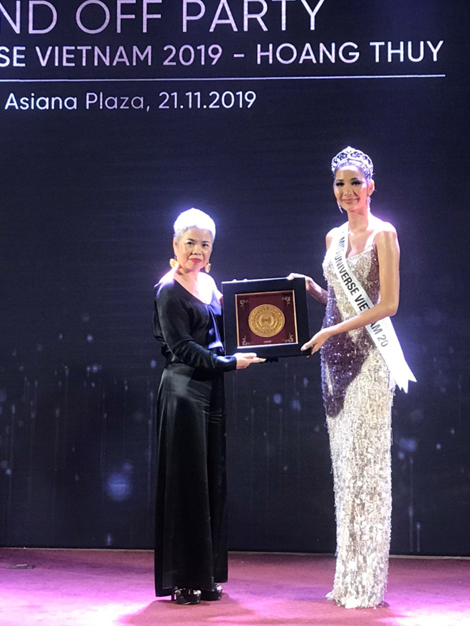 Đại diện của Prima trao tặng “quà tặng quốc gia” cho Á hậu Hoàng Thùy tham dư cuộc thi Miss Universe 2019