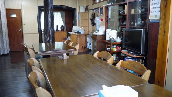 Ngồi bên trong nhà hàng nhưng du khách sẽ cảm giác như đến một nhà người quen để dùng bữa.