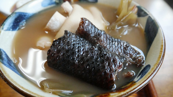 Đây là súp rắn biển, khoảng 3500 yên (700 nghìn đồng), gồm có tảo bẹ và rắn biển màu đen.