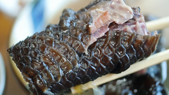 Rắn biển có rất nhiều màu, nhưng nhà hàng này thường sử dụng rắn biển màu đen. Khi ăn, thực khách có thể nhìn thấy rõ từng đường vảy trên thân rắn.