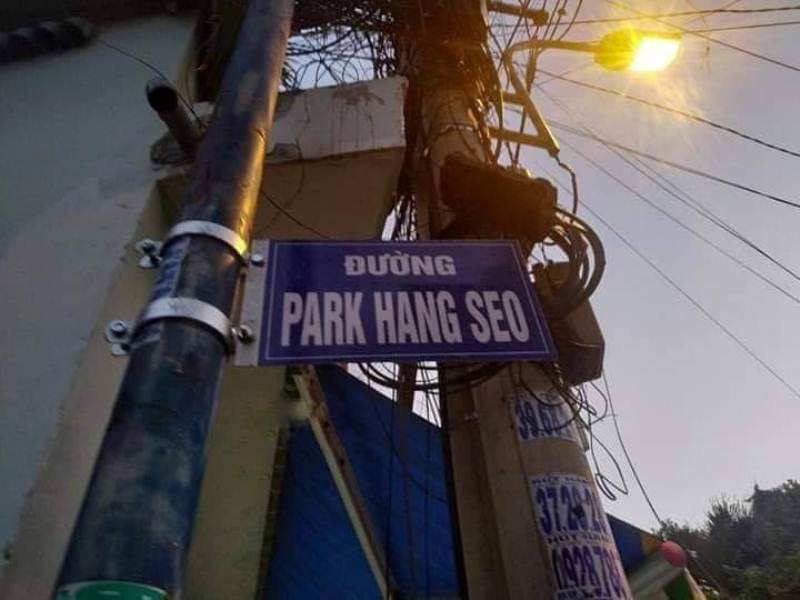 &nbsp;Bảng tên đường có tên HLV Park Hang-seo do người dân tự ý gắn lên vì hâm mộ và quý mến ông. Ảnh: Internet.