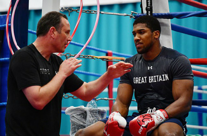 Anthony Joshua và HLV của mình