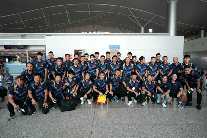 U22 Việt Nam đến Philippines dự SEA Games 30: Thầy Park và Quang Hải tươi roi rói - 6