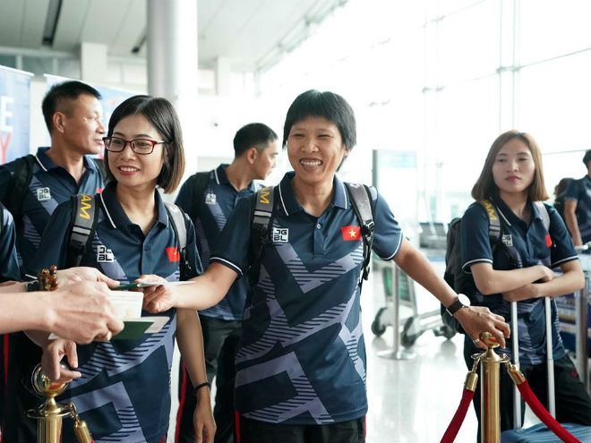 U22 Việt Nam đến Philippines dự SEA Games 30: Thầy Park và Quang Hải tươi roi rói - 9