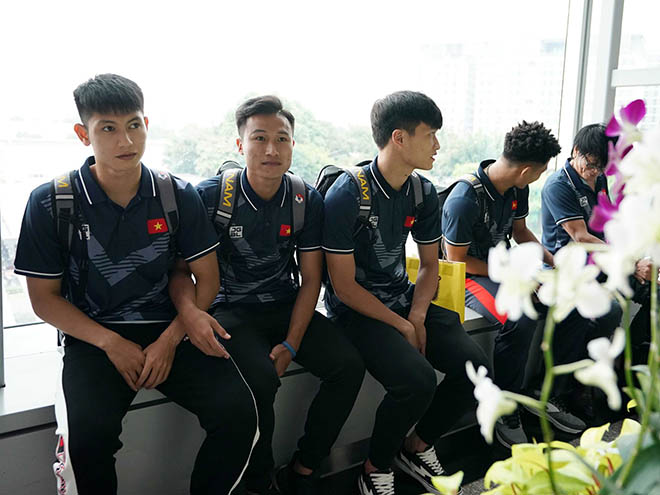 U22 Việt Nam đến Philippines dự SEA Games 30: Thầy Park và Quang Hải tươi roi rói - 5