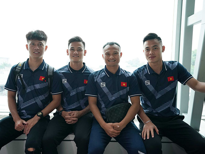 U22 Việt Nam đến Philippines dự SEA Games 30: Thầy Park và Quang Hải tươi roi rói - 4