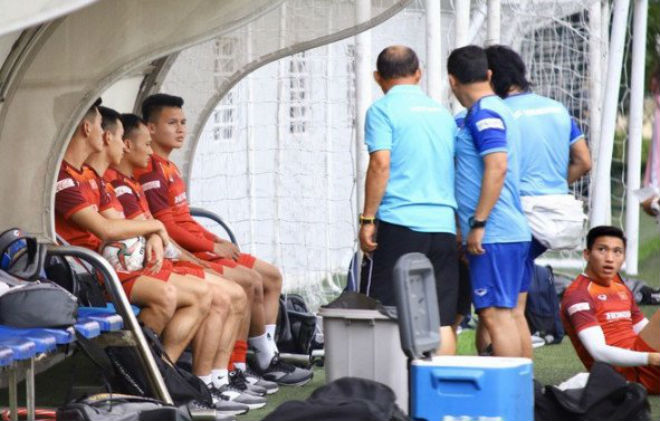 Nhóm cầu thủ Quang Hải, Trọng Hoàng, Hùng Dũng, Tiến Linh, Văn Hậu không tập luyện cùng toàn đội chiều 21/11