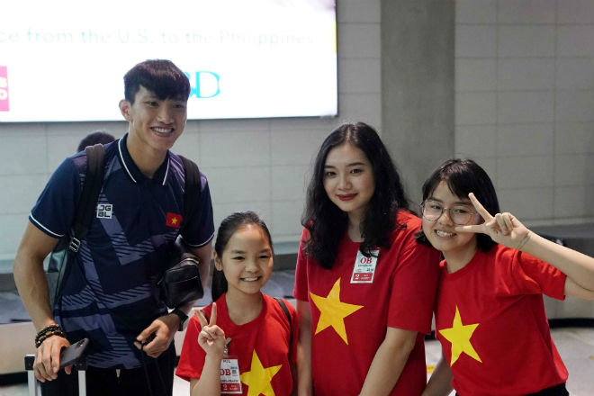 U22 Việt Nam đến Philippines dự SEA Games 30: Thầy Park và Quang Hải tươi roi rói - 1