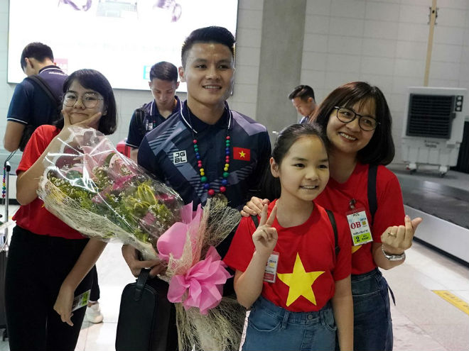 Văn Hậu, Quang Hải tươi cười chụp ảnh
kỷ niệm cùng các fan ĐT Việt Nam ở Manila (Philippines)