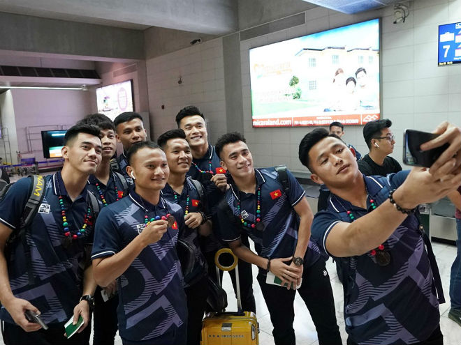 Các tuyển thủ U22 Việt Nam chụp ảnh
kỷ niệm khi mới đến Philippines