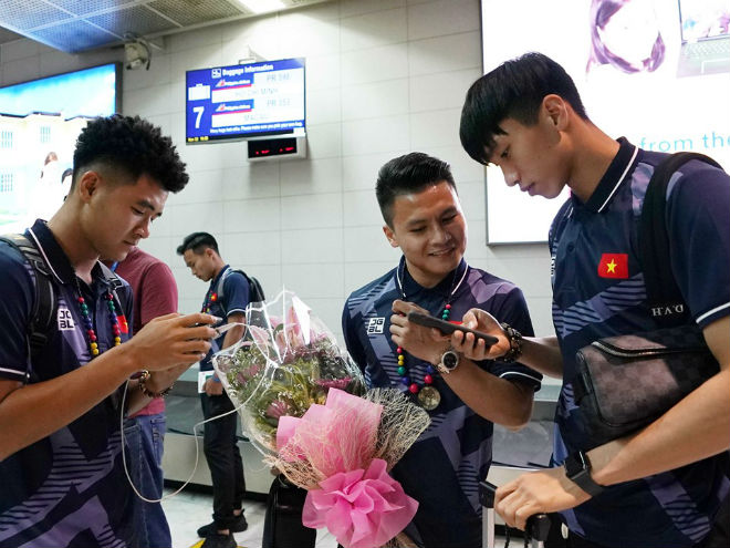 Đức Chinh và Văn Hậu khá chăm chú cập
nhật trạng thái trên trang cá nhân