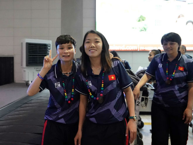 U22 Việt Nam đến Philippines dự SEA Games 30: Thầy Park và Quang Hải tươi roi rói - 5