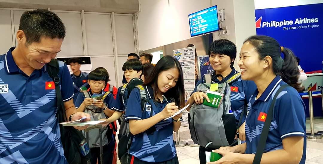 Đội tuyển U22 nam và ĐT nữ Việt Nam
tươi cười chụp ảnh kỷ niệm trong lúc chờ nhập cảnh ở sân bay
Manila
