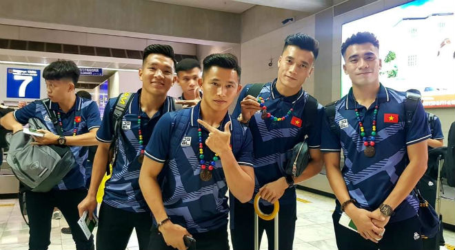 U22 Việt Nam đến Philippines dự SEA Games 30: Thầy Park và Quang Hải tươi roi rói - 7