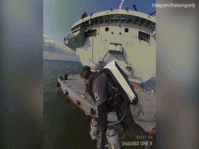 Thế giới - “Người tên lửa” Anh bay như chim từ tàu sân bay 4 tỷ USD