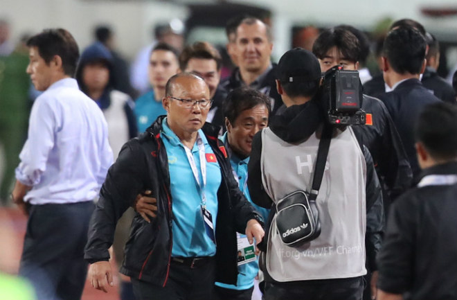 VFF cho biết đã gửi văn bản khiếu nại lên AFC về những hành động khiếm nhã từ phía trợ lý Thái Lan