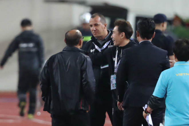 HLV Park Hang-seo phản ứng dữ dội trước hành động mỉa mai chiều cao của trợ lý Sasa Todic