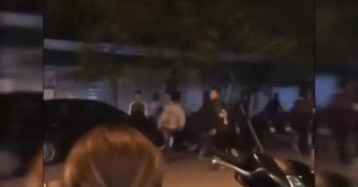 Pháp luật - Hãi hùng, hàng chục thanh niên mang theo hung khí rượt đuổi nhau trong đêm