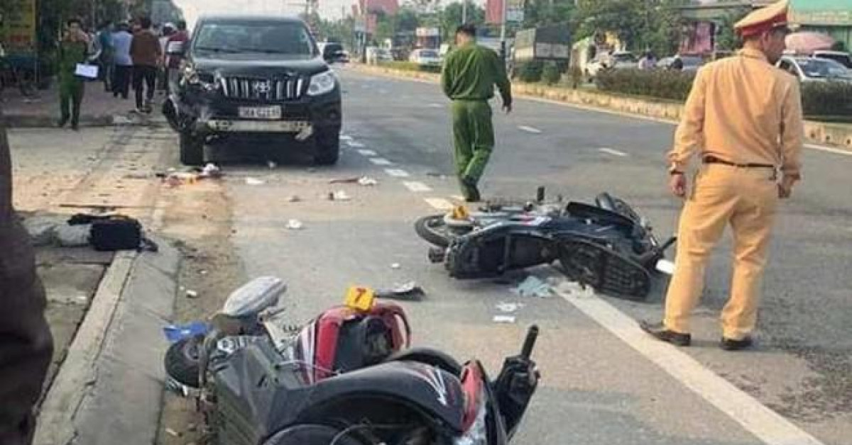 Tin tức trong ngày - Xế hộp Toyota Land Cruiser gây tai nạn liên hoàn, 2 người thương vong