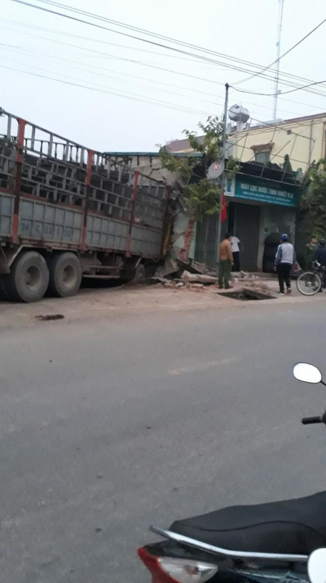 Kinh hoàng xe tải mất lái tông xuyên 2 nhà dân - 3