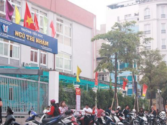 Giáo dục - du học - Hình ảnh đẹp của các bậc phụ huynh trong lúc chờ đón con giờ tan trường