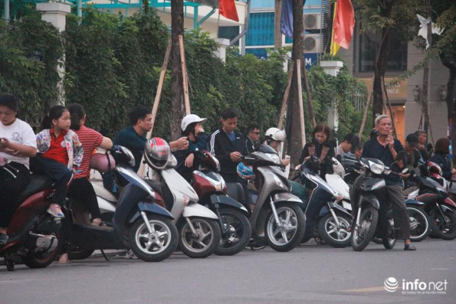 Hình ảnh đẹp của các bậc phụ huynh trong lúc chờ đón con giờ tan trường - 2