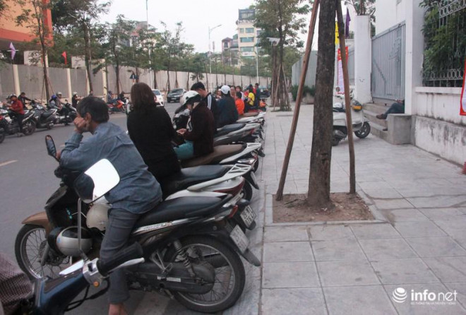 Hình ảnh đẹp của các bậc phụ huynh trong lúc chờ đón con giờ tan trường - 4