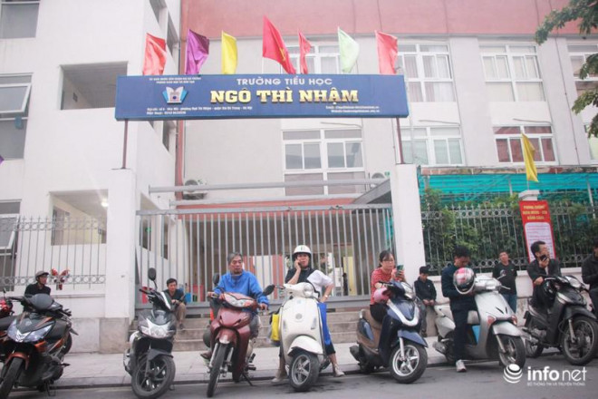 Hình ảnh đẹp của các bậc phụ huynh trong lúc chờ đón con giờ tan trường - 3