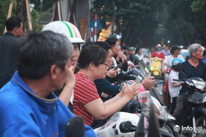 Hình ảnh đẹp của các bậc phụ huynh trong lúc chờ đón con giờ tan trường - 5