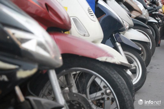 Hình ảnh đẹp của các bậc phụ huynh trong lúc chờ đón con giờ tan trường - 6