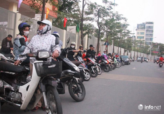 Hình ảnh đẹp của các bậc phụ huynh trong lúc chờ đón con giờ tan trường - 7